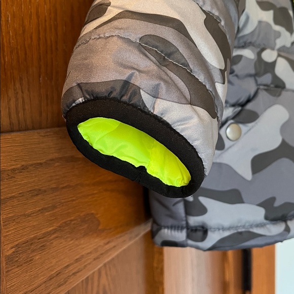 OshKosh B'gosh Gray Camo Puffer Jacket with Neon Yellow Lining, 12 Months - Picture 3 of 12